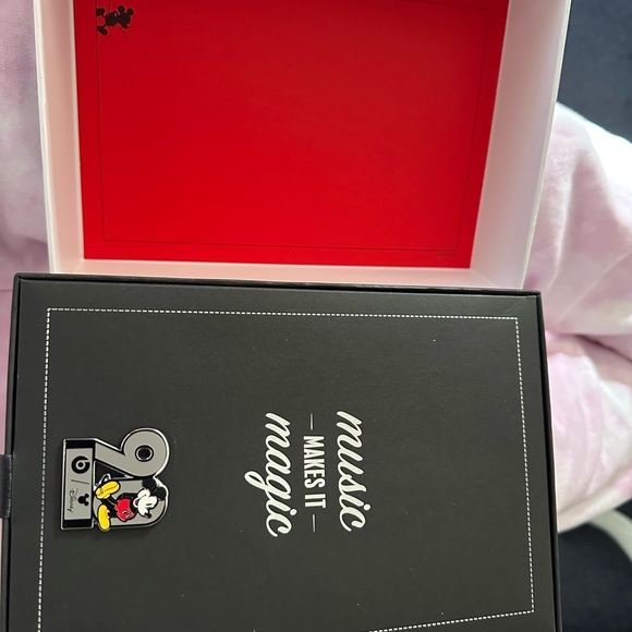 Disney Beats Solo Wireless 90th Anniversary 🎈🎄 - Picture 2 of 6